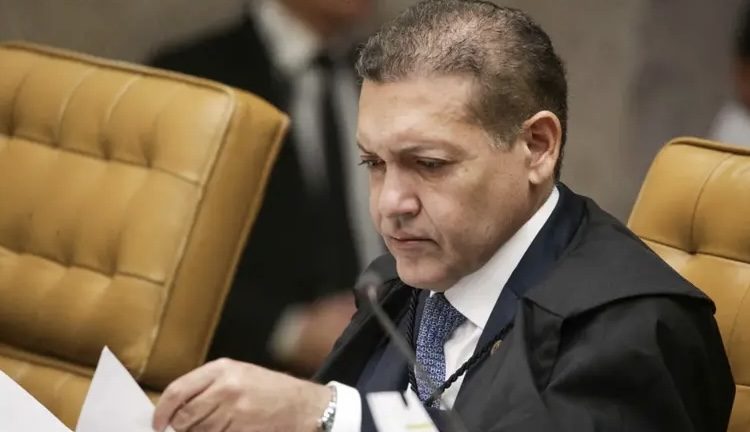 TSE determina retirada de publicações de Lula, Janja e deputados com críticas a Flávio Bolsonaro