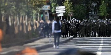 França enfrenta onda de violência em protestos contra o custo de vida e registra detenções recordes 1 França enfrenta onda de violência em protestos contra o custo de vida e registra detenções recordes