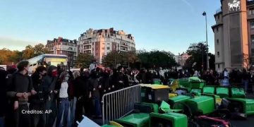 Paris enfrenta onda de violência após protestos históricos e Macron sofre pressão política