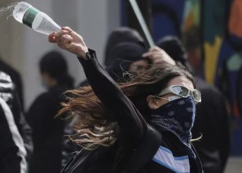 Albânia enfrenta onda de violência e crise política após protestos contra governo