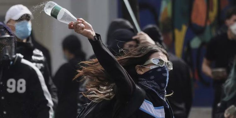 Albânia enfrenta onda de violência e crise política após protestos contra governo 47 Albânia enfrenta onda de violência e crise política após protestos contra governo