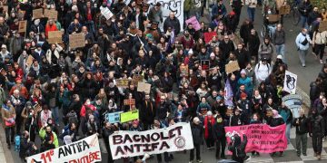 França registra 1.314 detidos e 53 agentes feridos em nova onda de protestos