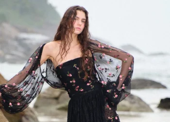 Cris Barros apresenta Alto Verão 2027 com elegância, delicadeza e sofisticação